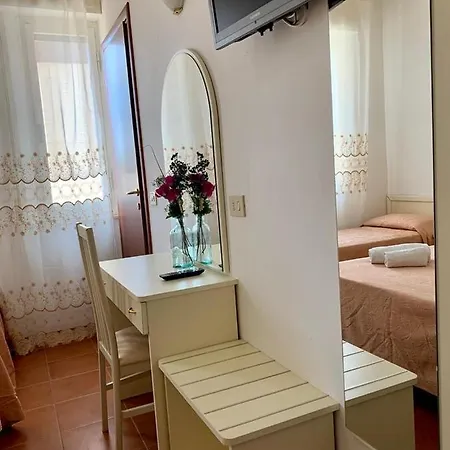 In Guest - New Cirene Triple Economy Гостевой дом *