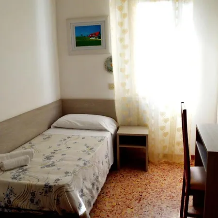 In Guest - New Cirene Triple Economy Гостевой дом Римини